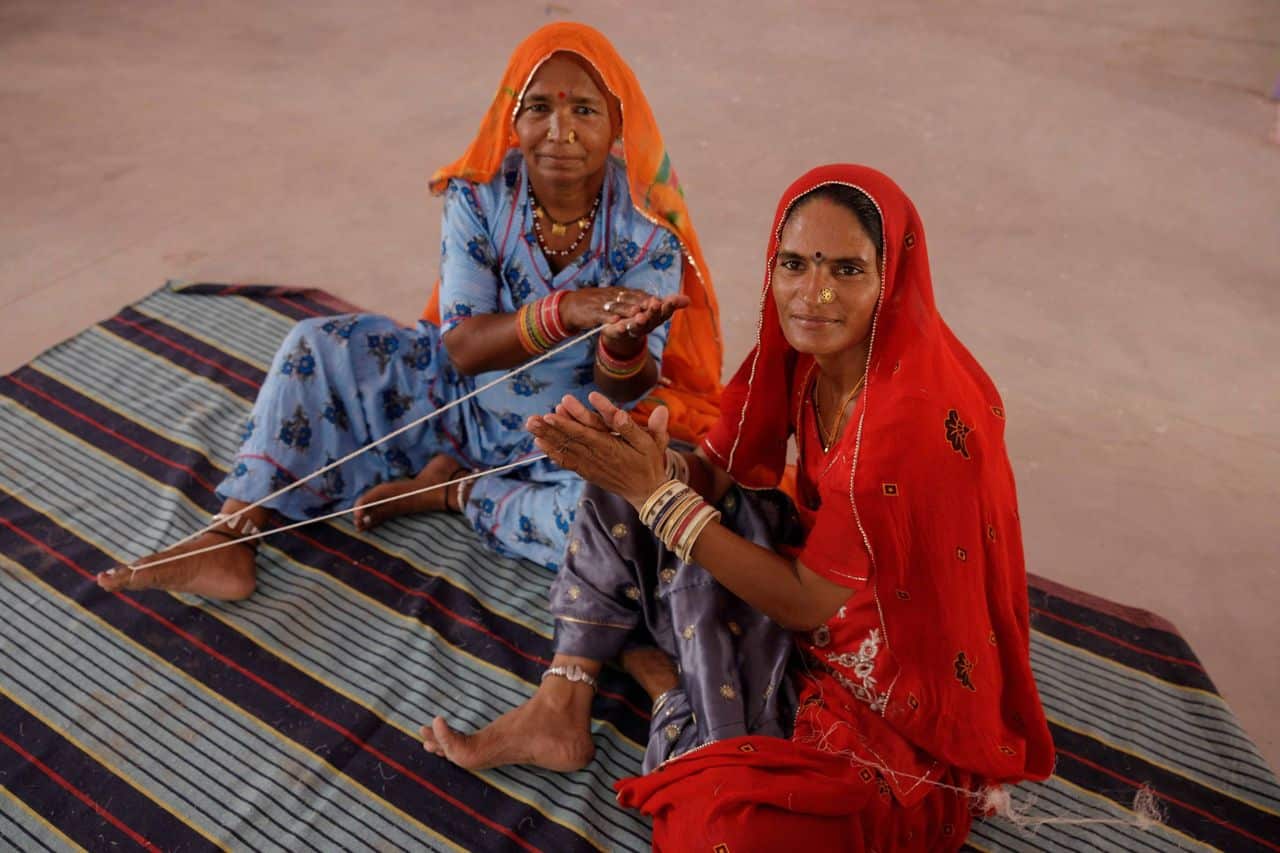 handmade clothes: artisan-women-ikat-weaving