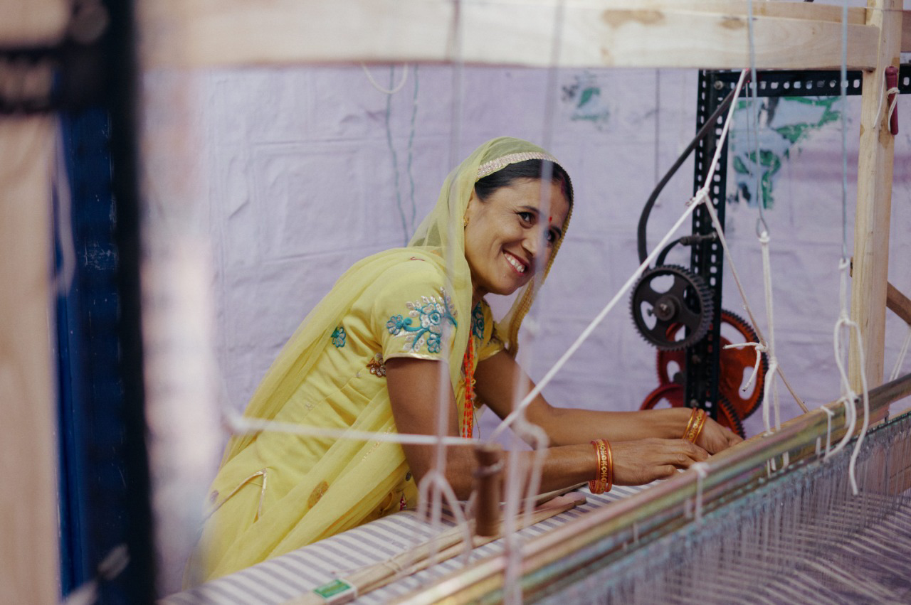 Greenwashing: Woman from India producing a Ametou Shirt